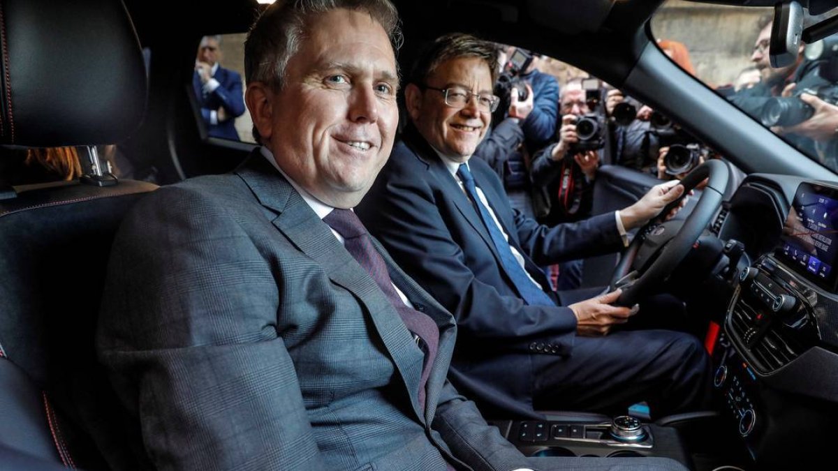 El presidente de Ford Europa, Stuart Rowley, con el jefe del Consell, Ximo Puig.