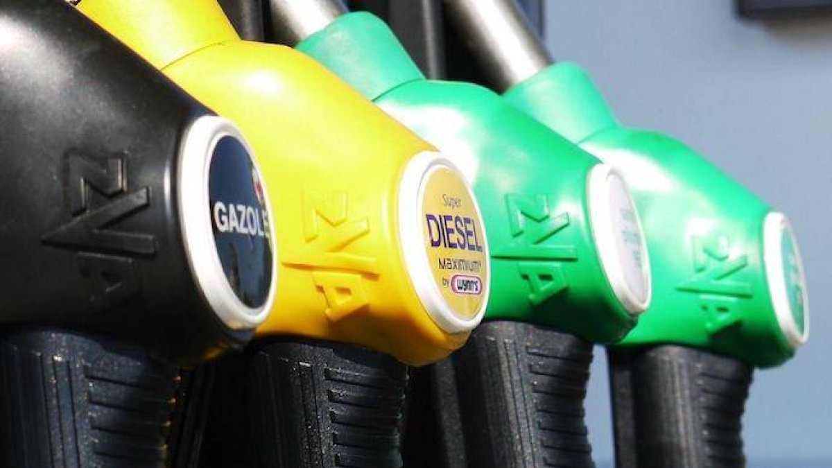 Los carburantes apenas bajan a pesar del desplome del petróleo