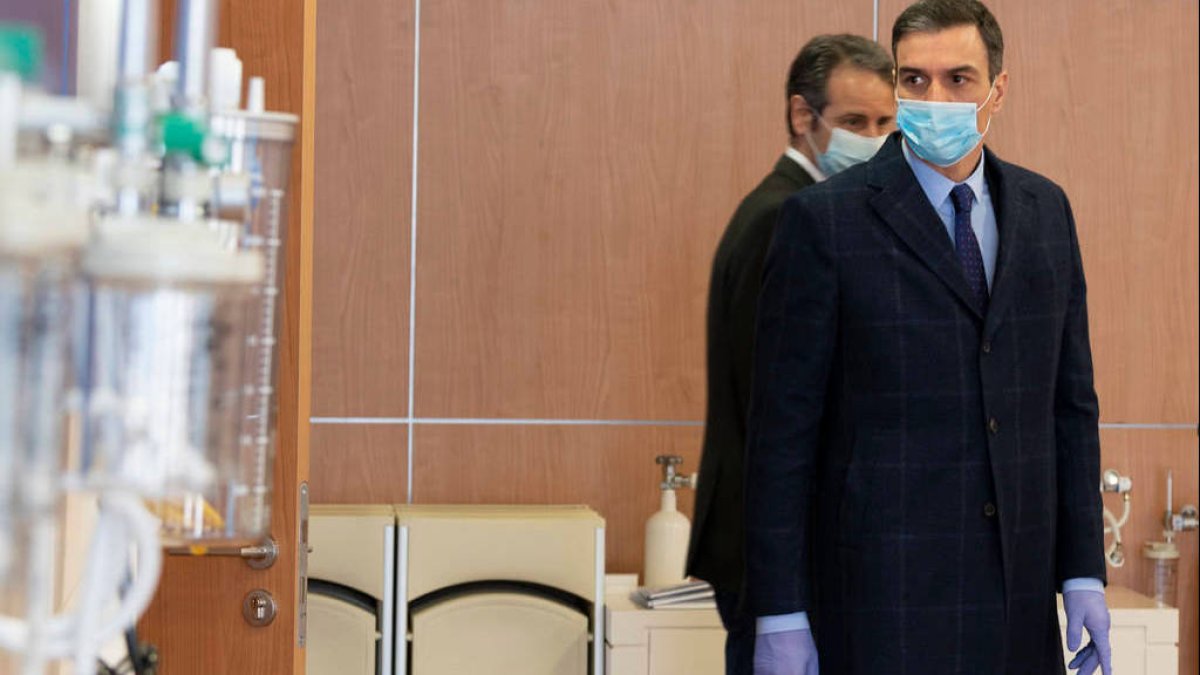 Pedro Sánchez este viernes en una fábrica de respiradores.