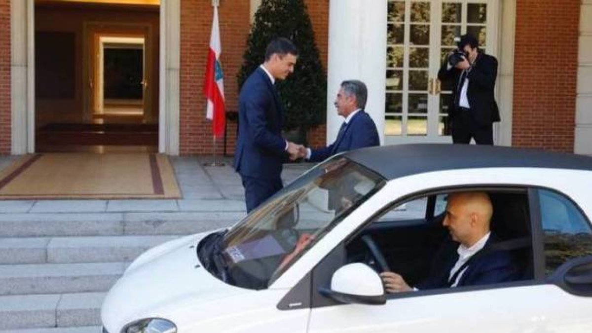 Revilla, en una visita al Palacio de la Moncloa.