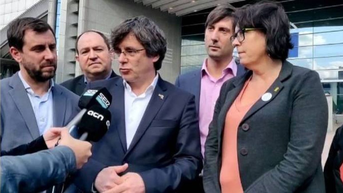 Puigdemont y Comín, a las puertas del Parlamento Europeo, que no les deja entrar.
