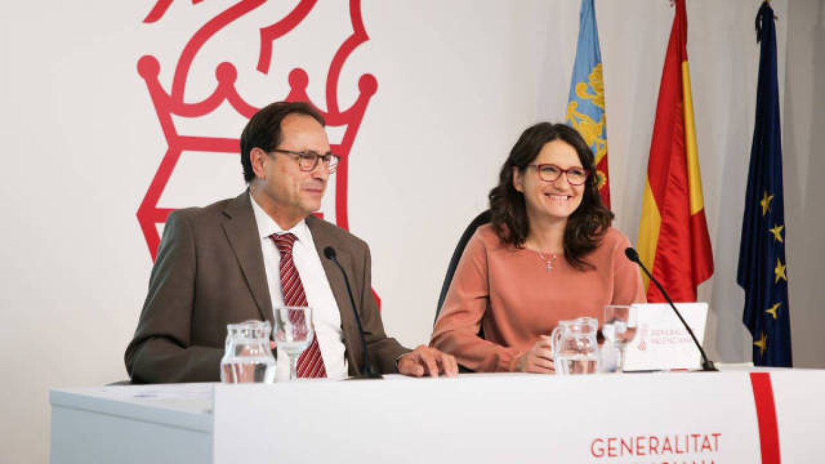 Oltra con el conseller de Hacienda, Vicente Soler, en rueda de prensa tras el pleno del gobierno valenciano.