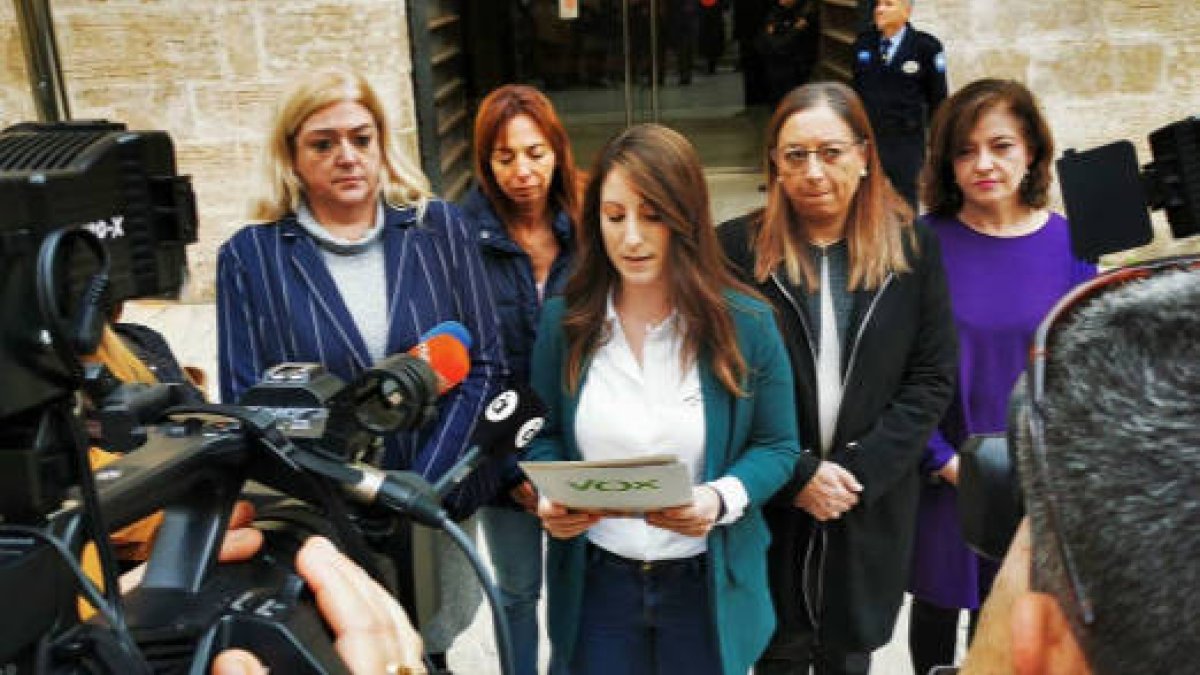 La diputada de Vox Valencia, Ana Vega, leyendo el manifiesto