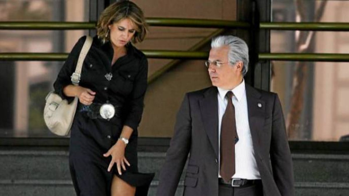 Dolores Delgado y el exjuex Garzón descendiendo las escaleras de la AN.