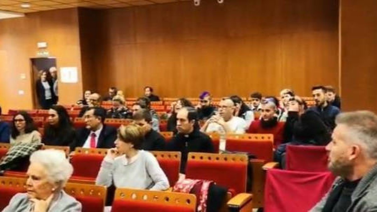 Los antisistema, entre el público.