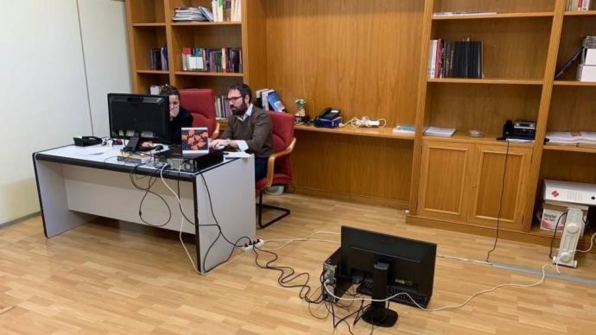 Barcala deja a tres concejales del PSOE sin ordenadores ni mesas