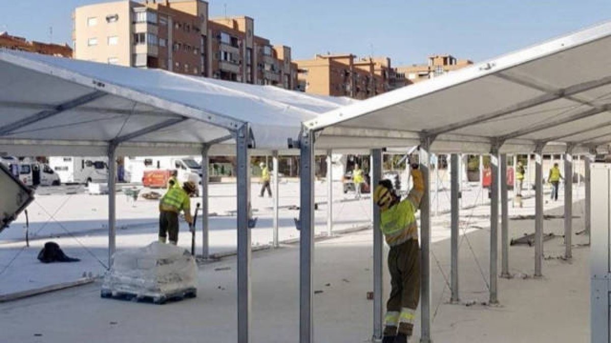 Montaje de uno de los hospitales de campaña hace varios días.