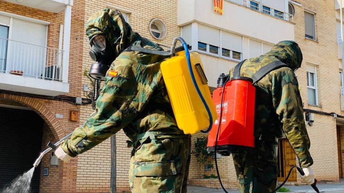 Militares realizando labores de desinfección