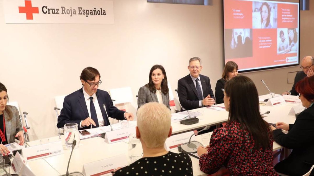 La Reina Letizia y, a su derecha, el ministro de Sanidad.