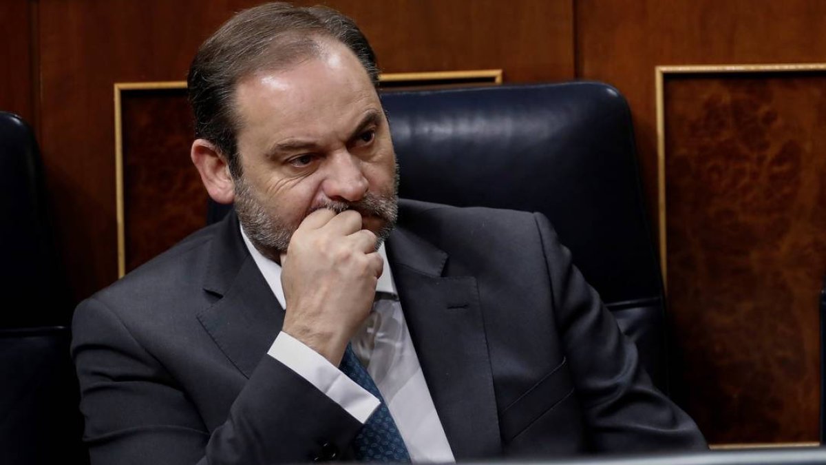 El ministro de Transportes, José Luis Ábalos, en el Congreso de los Diputados