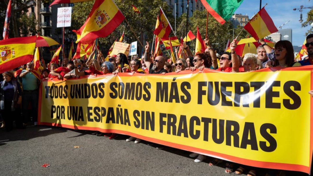 Bochornoso trato de TVE al masivo acto constitucionalista de Barcelona