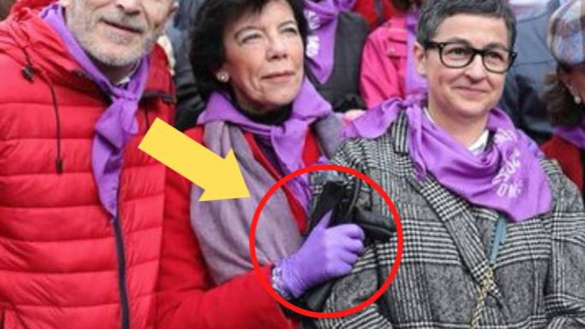 Isabel Celáa enfundada en guantes junto a Marlaska y Laya el 8M