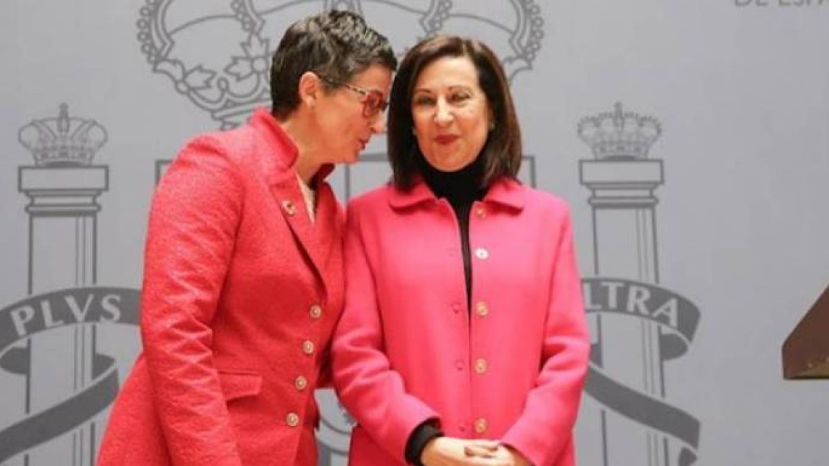 Las ministras de Exteriores y Defensa, Arancha González Laya y Margarita Robles.