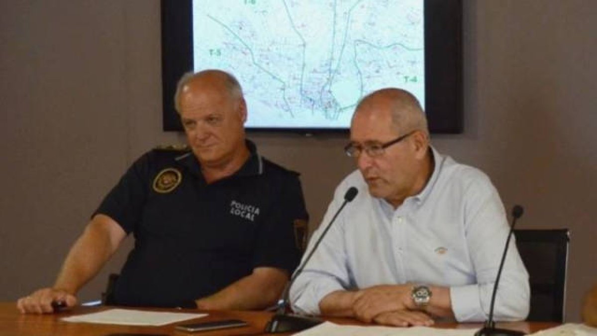 El edil José Ramón González con el intendente de la Policía Local.