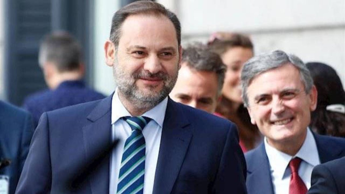 El ministro Ábalos ha protagonizado el primer escándalo del nuevo gobierno por su sospechosa reunión con la vicepresidenta de Venezuela