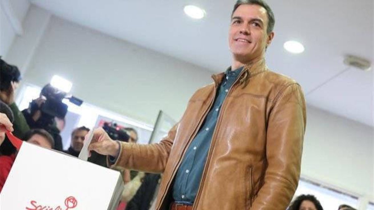 Los militantes dan manos libres a Pedro Sánchez para hacer lo que le apetezca