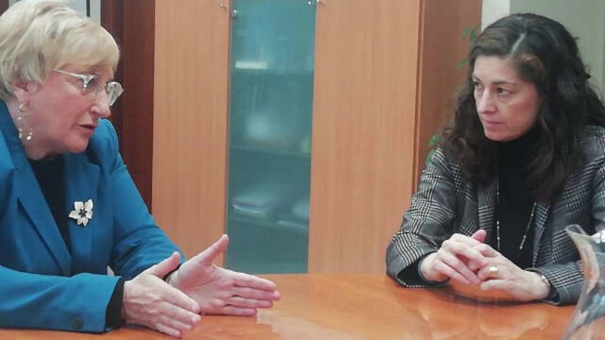La consellera de Sanidad Ana Barceló y la presidenta del CSIF Alicia Torres.