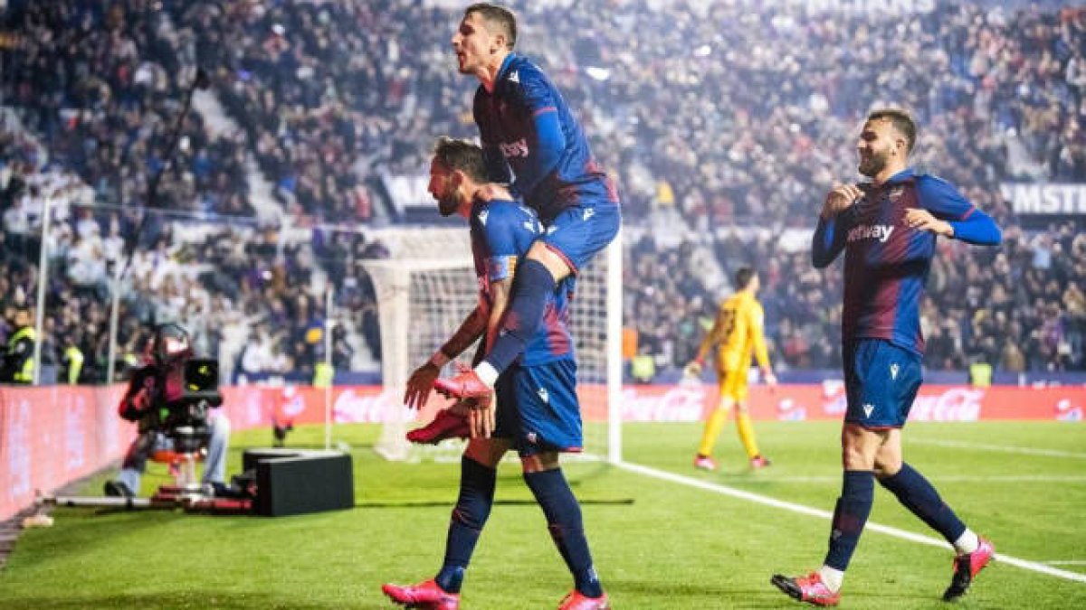 Un golazo de Morales acaba con el liderato del Real Madrid (1-0)