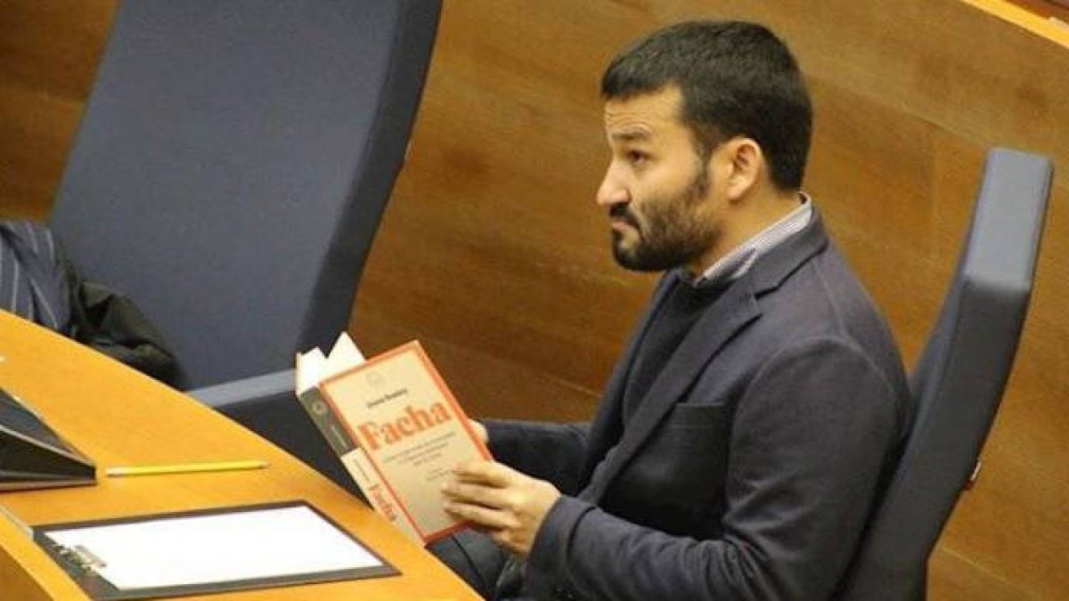Vicent Marzá, que sacó el libro titulado Facha durante una intervención de Vox en Les Corts, es uno de los dirigentes de Compromís que más atiza políticamente al partido de Abascal