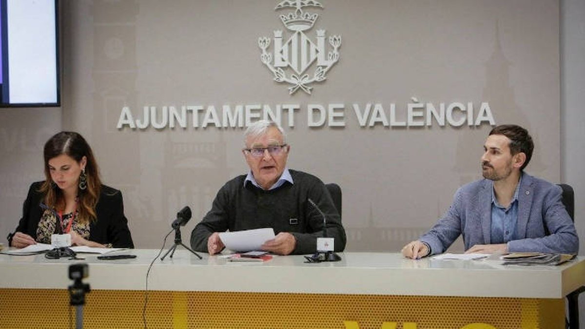 Rueda de prensa de anuncio de rebaja del 10% de salario