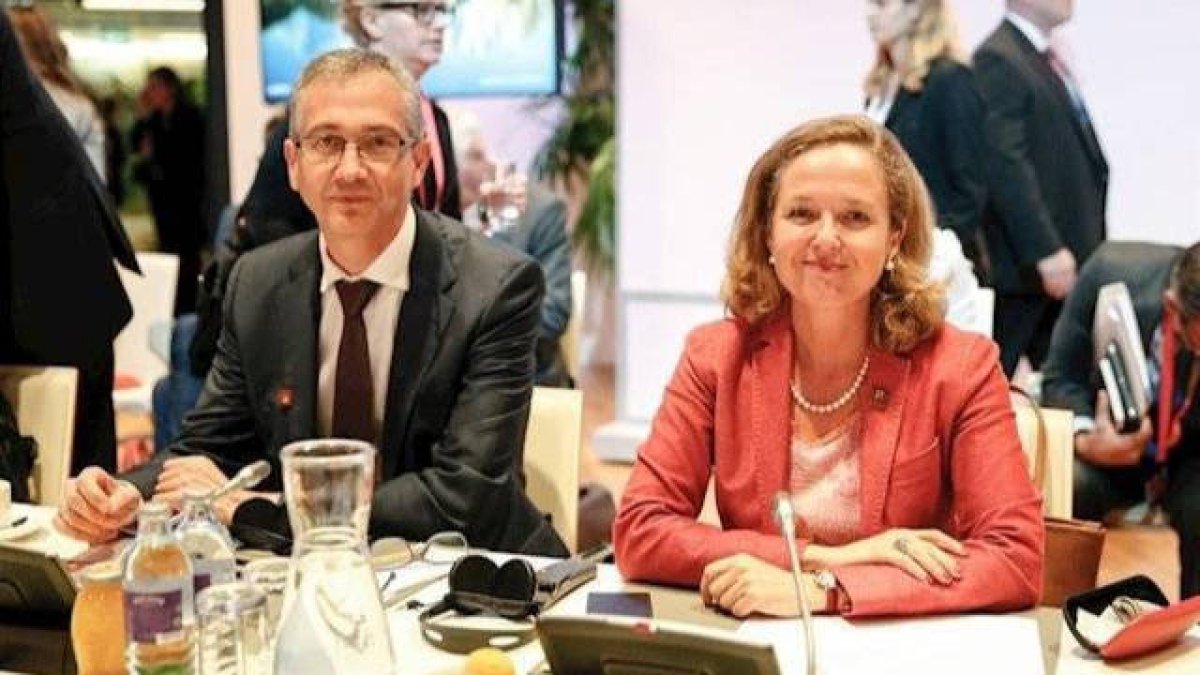 Nadia Calviño junto al gobernador del Banco de España.