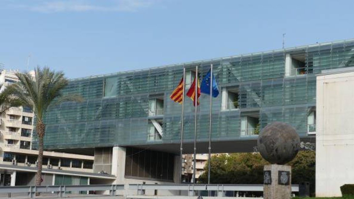 Cierra el Ayuntamiento de Benidorm por un positivo por coronavirus