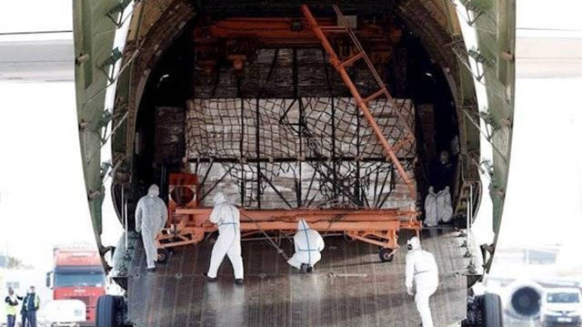Imagen del octavo avión con material sanitario
