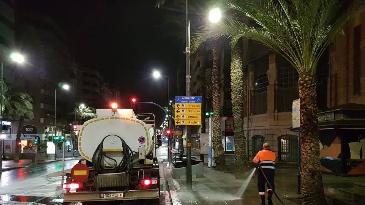 Alicante pone en marcha un plan de choque para desinfectar las calles