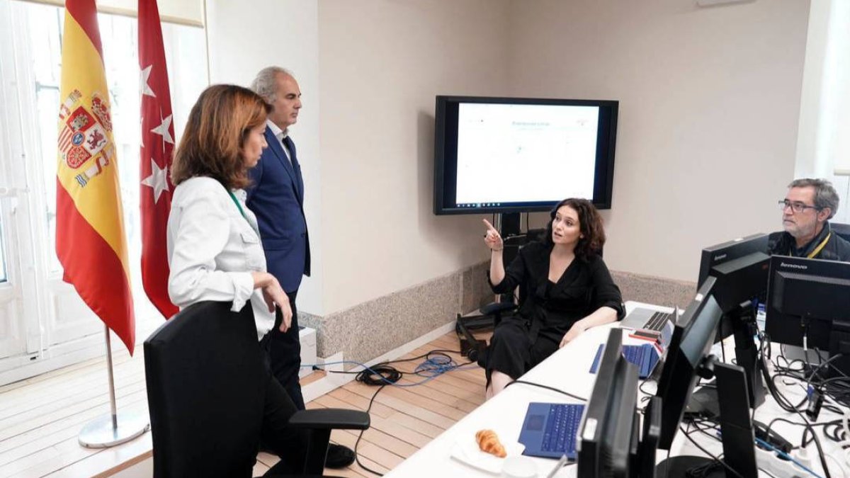 Díaz Ayuso en una reunión este fin de semana en su despacho.