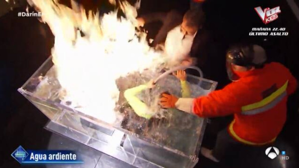 Un intrépido Pablo Motos salva del fuego a un colaborador en El Hormiguero