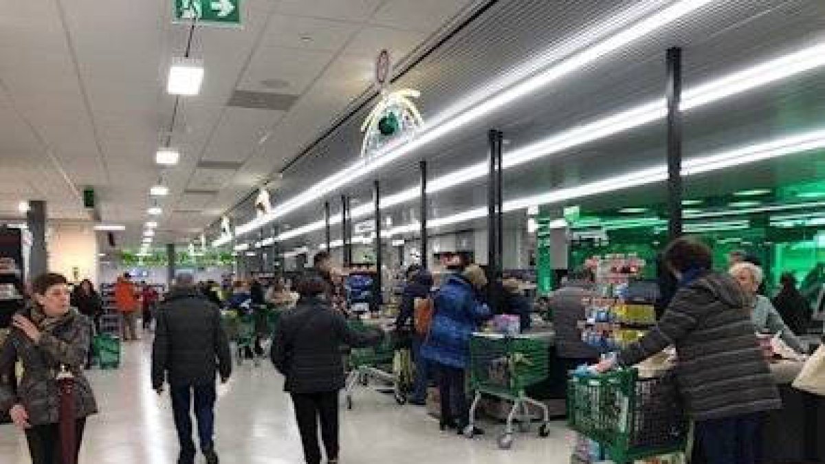 Mercadona y Consum limitan el aforo y ponen normas contra el coronavirus