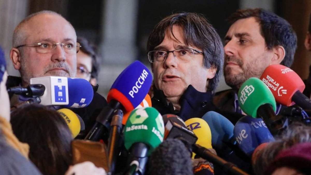 Puigdemont se acobarda y prefiere vivir en su mansión que en su adorada Cataluña