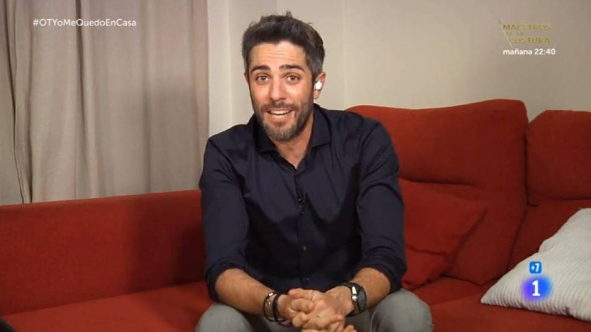 Roberto Leal presentando 