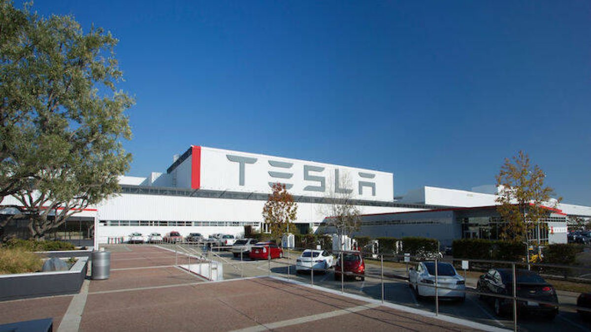 California ordena el cierre de la fábrica “rebelde” de Tesla