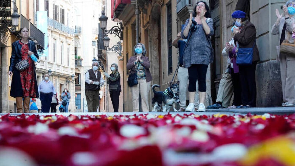 Desde los balcones lanzaron pétalos ayer en homenaje a la Mare de Déu