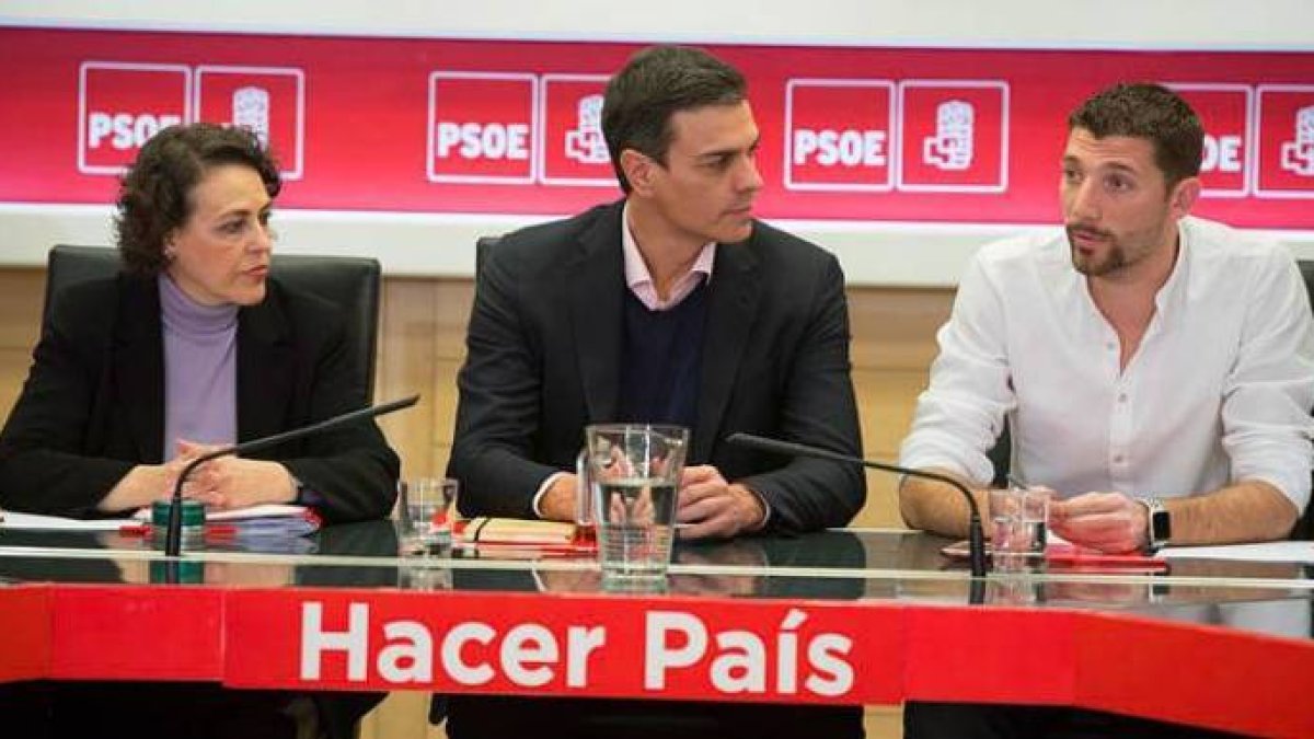 Sánchez, junto al secretario general de las Juventudes del PSOE, Omar Anguita.