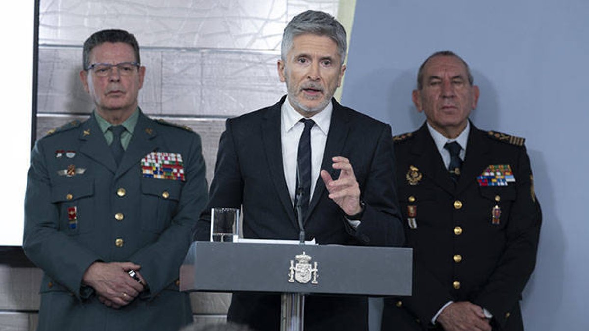 Grande-Marlaska este lunes junto a los directores adjuntos operativos de la Policía y la Guardia Civil.