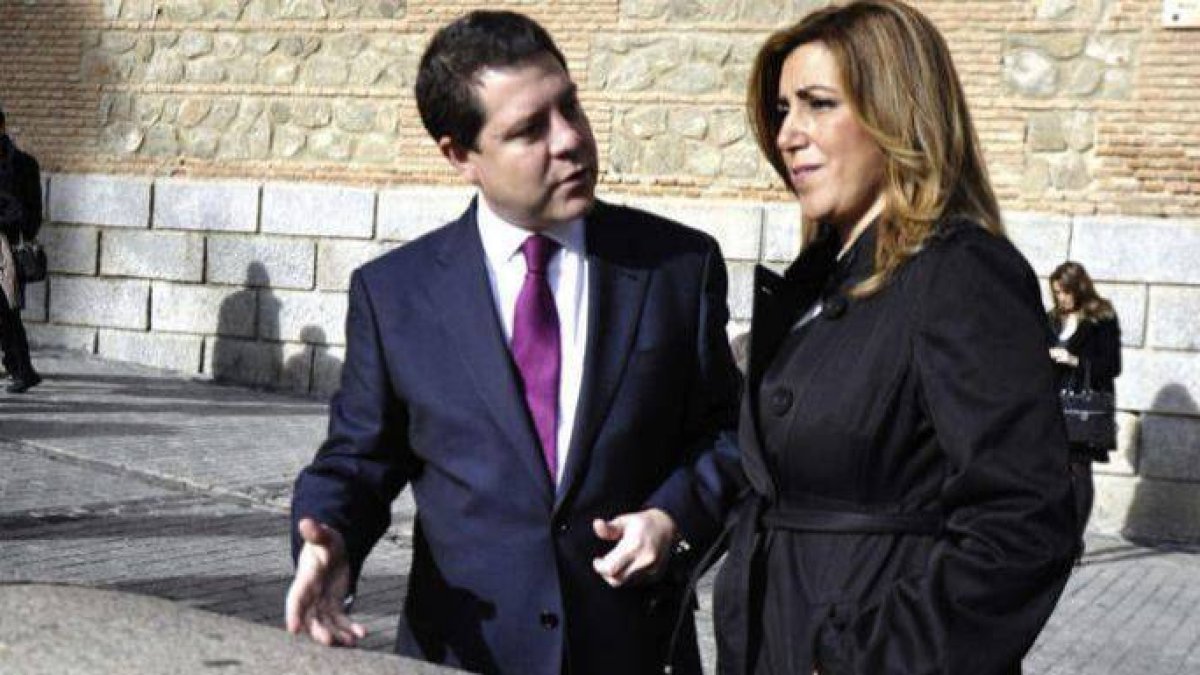 Page y Susana Díaz, conversan en un acto del PSOE.