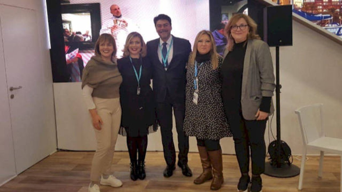 El alcalde Luis Barcala con la responsable de Turismo, Mari Carmen Sanchez,