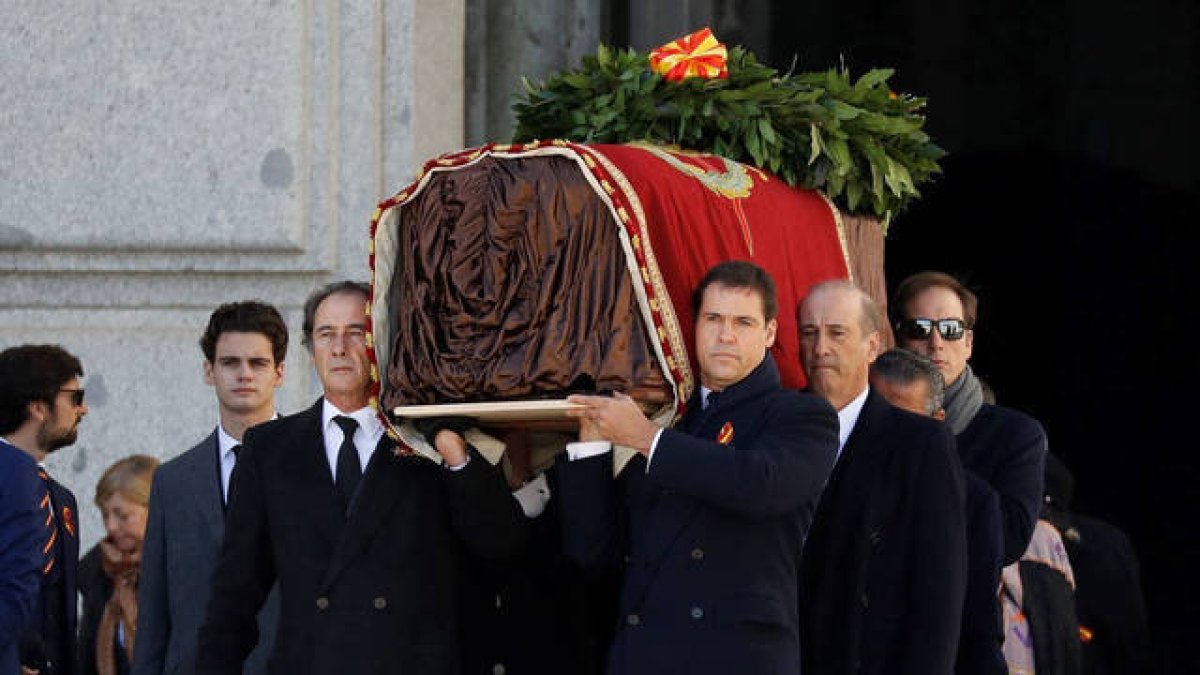 Los Franco, durante la exhumación de los restos en el Valle de los Caídos.