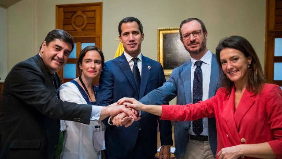 Guaidó con parlamentarios españoles esta semana en Caracas.