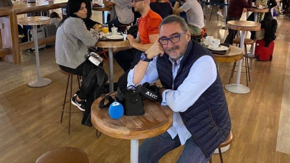 Herrera atrapado en el aeropuerto, en imagen difundida por Cope