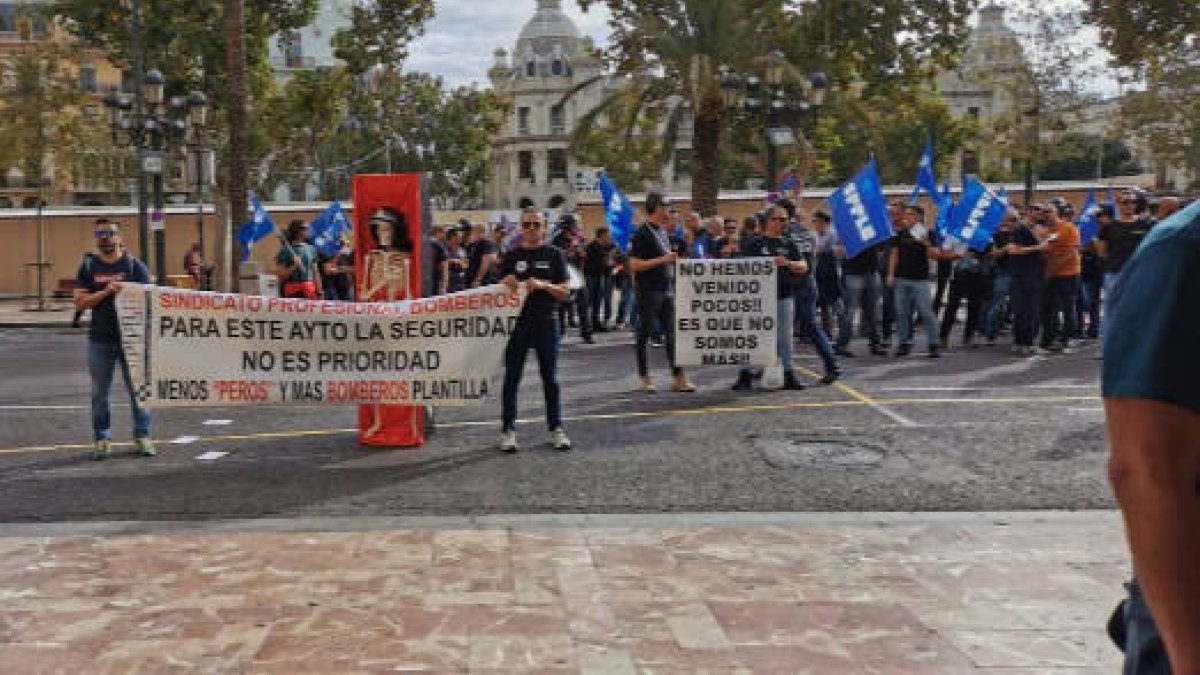 Los bomberos de Valencia se manifiestan reclamando más personal para la ciudad