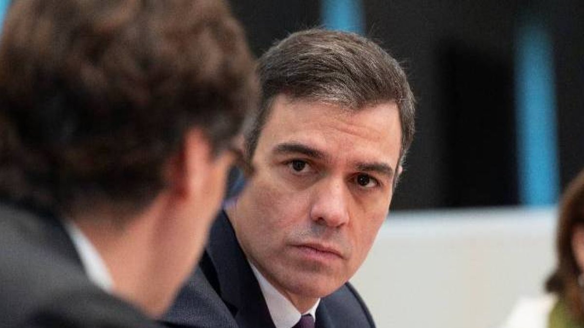 Pedro Sánchez, en una reunión con Salvador Illa.