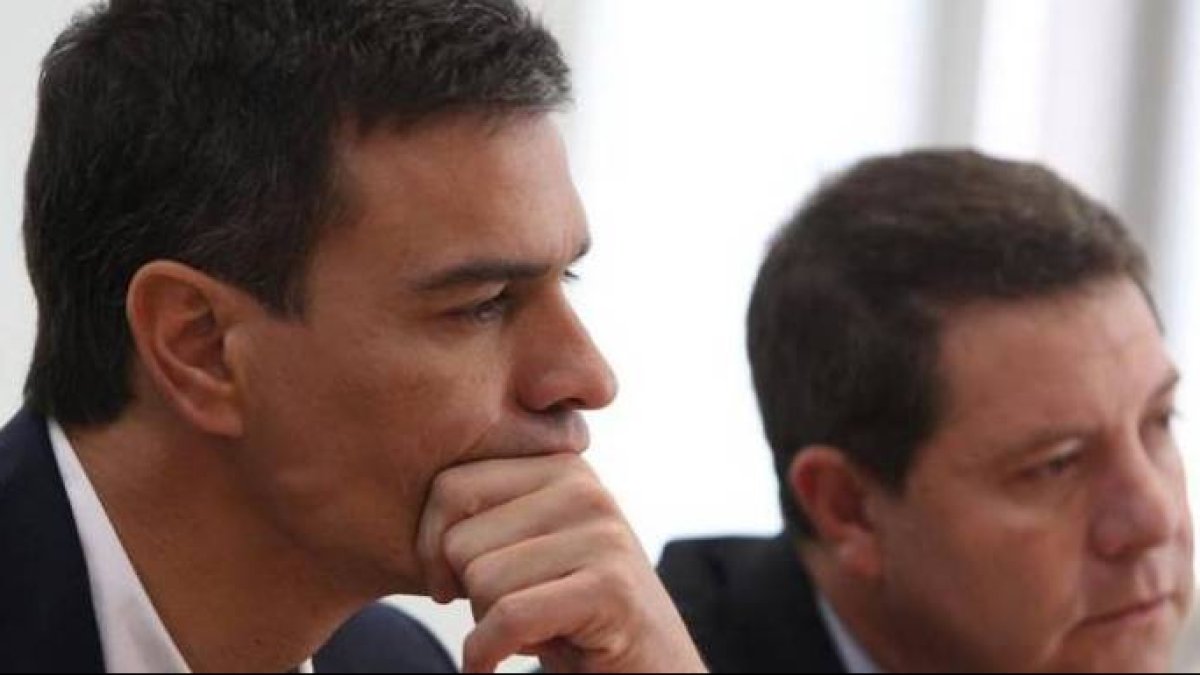 Pedro Sánchez y Emiliano García-Page, con gesto oensativo.