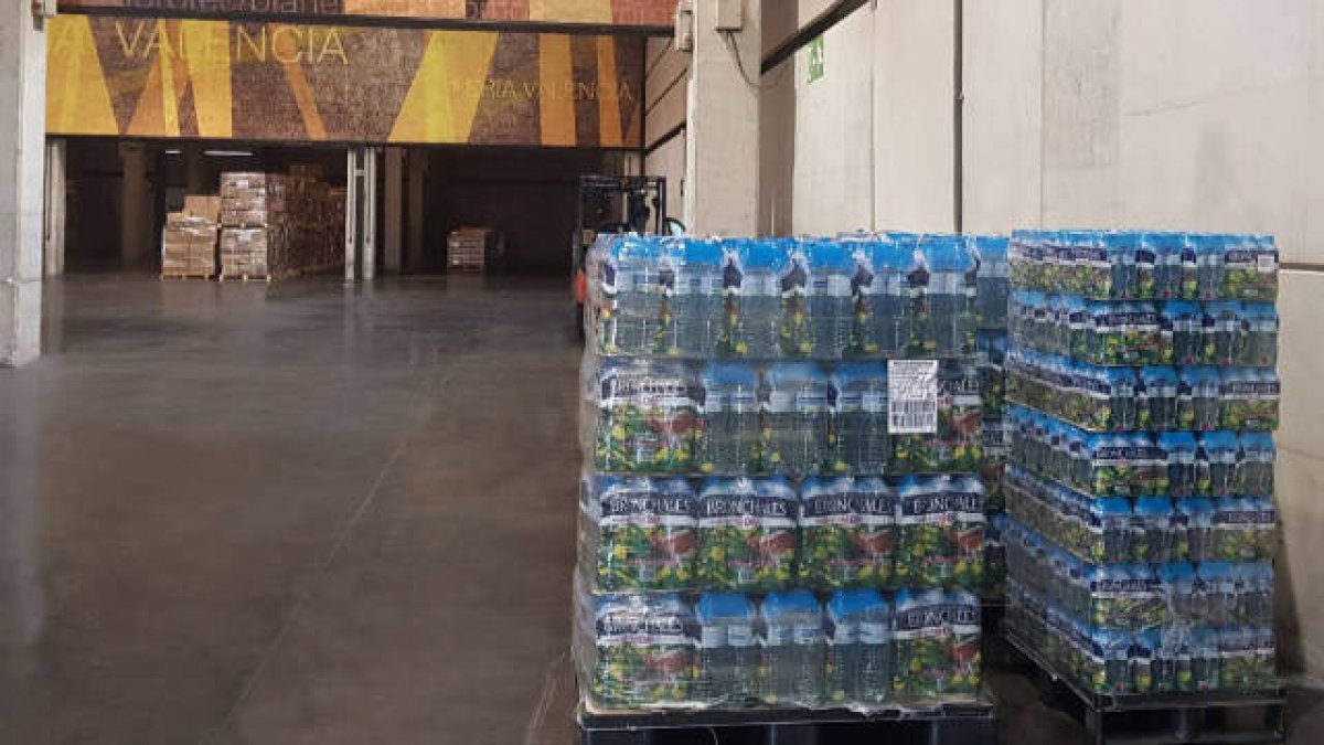 Palets con botellas de agua mineral