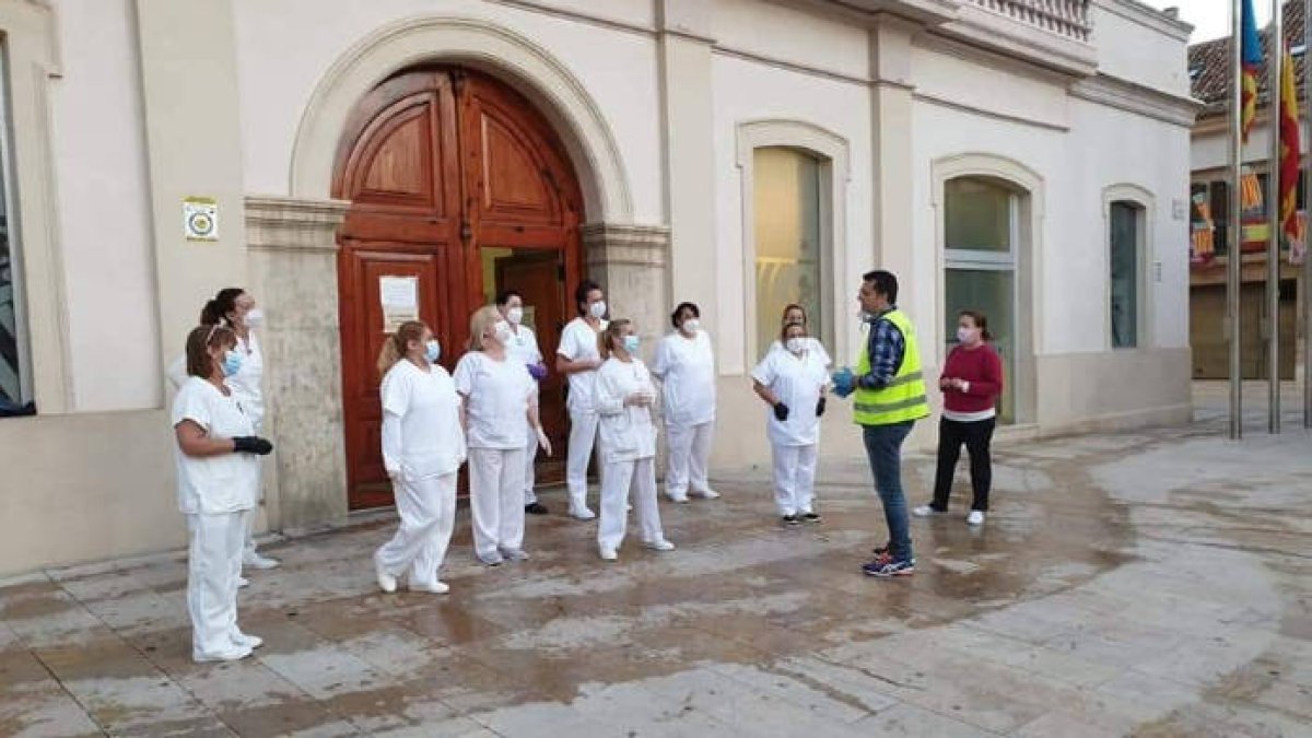 Adsuara aplaudiendo a las trabajadoras de atención domiciliaria