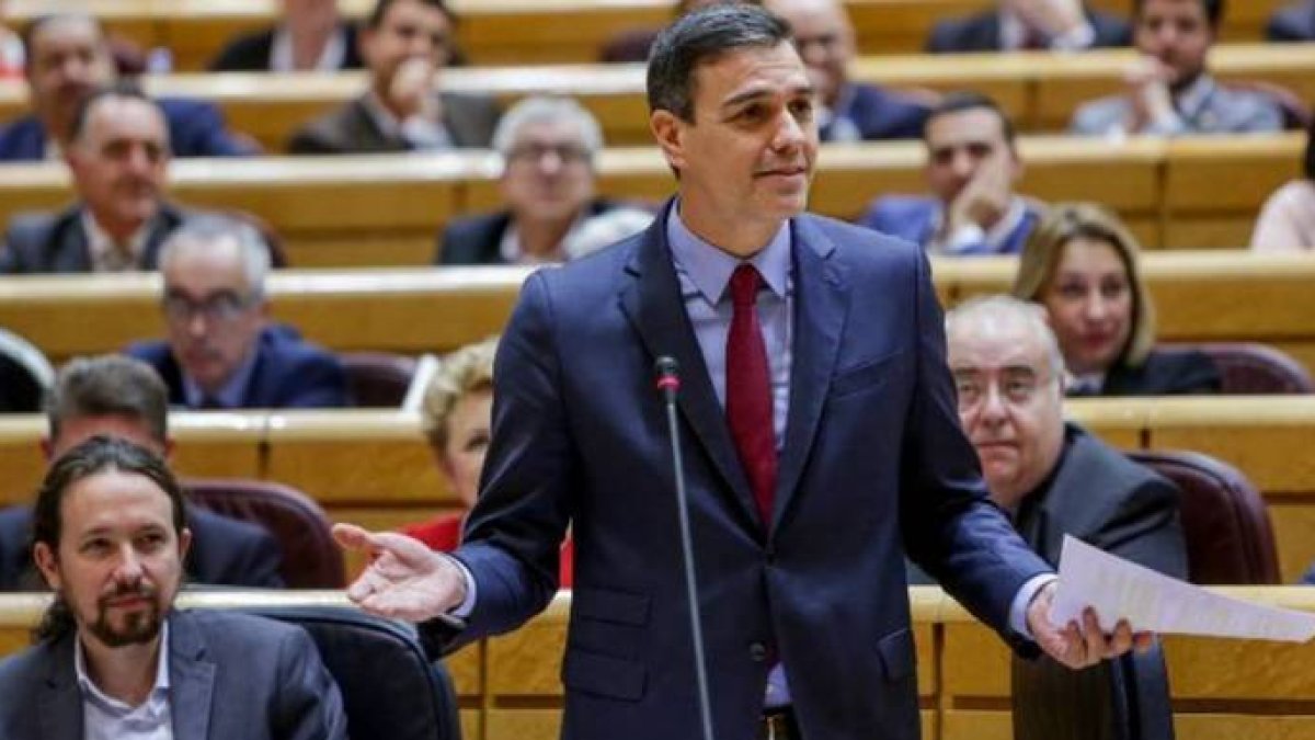 Pedro Sánchez y Pablo Iglesias, este martes en el Senado.