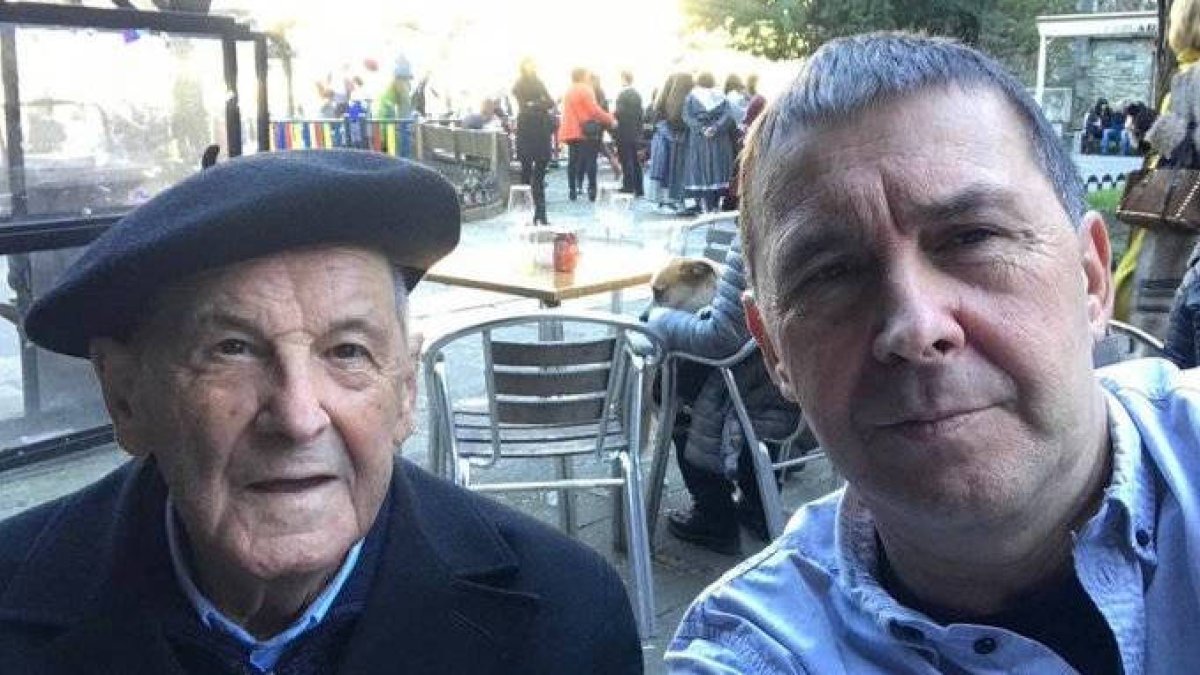 Otegi presume de padre en Twitter y una víctima de ETA le cierra la boca
