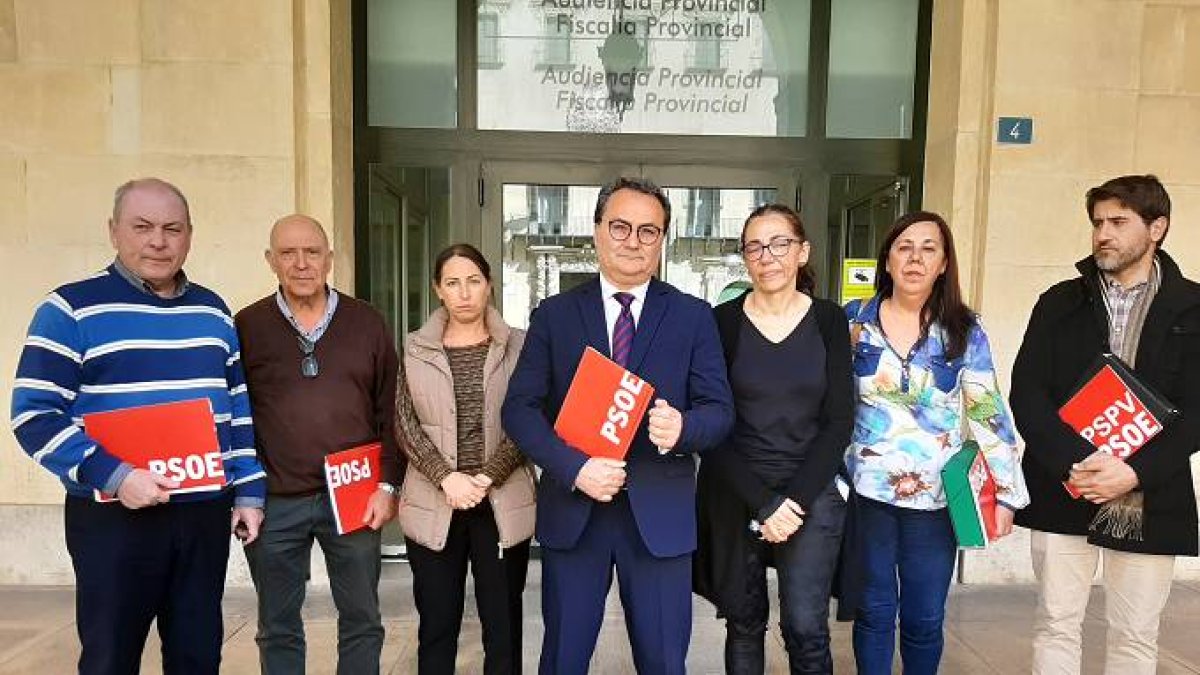 Paco Sanguino, en el centro de la imagen, con sus concejales.